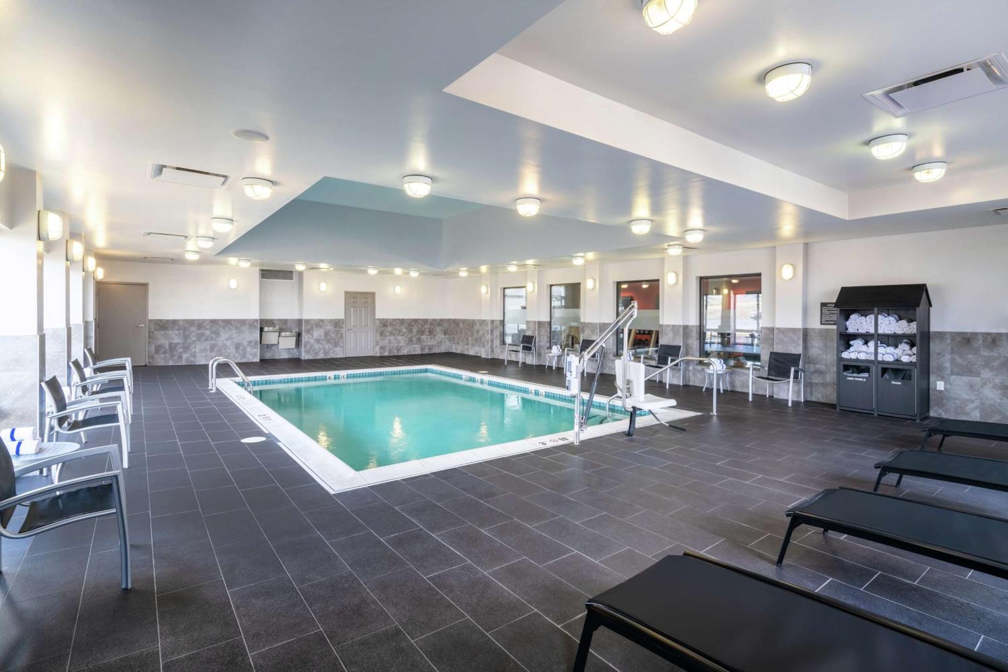Hampton Inn And Suites Roanoke Airport/Valley View Mall Экстерьер фото